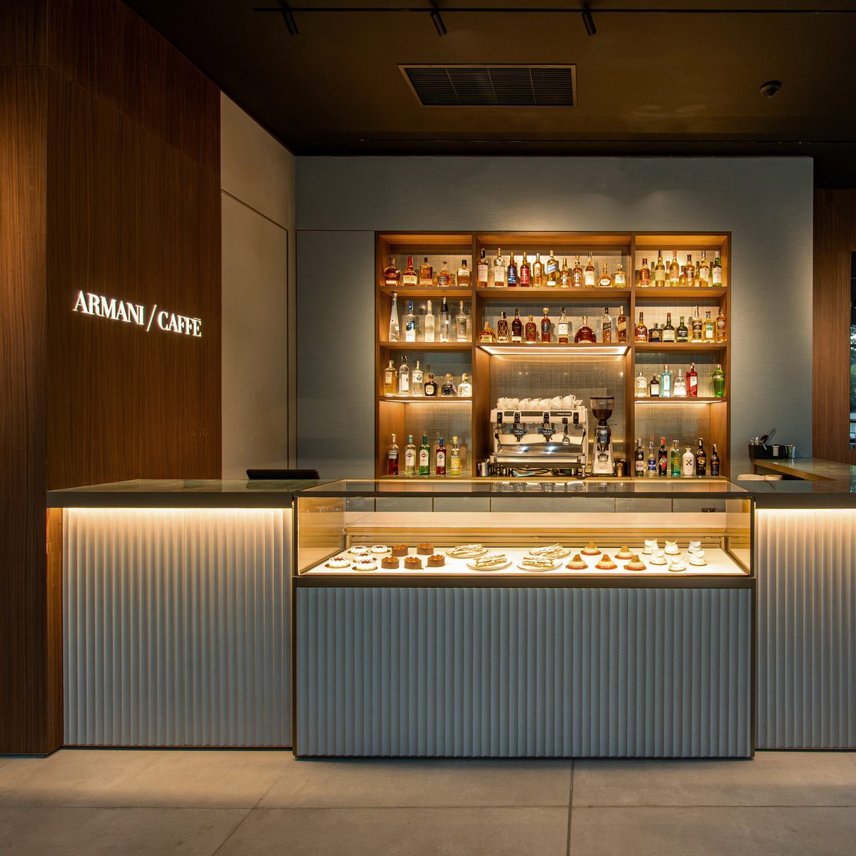 Барът на Armani/Caffè в Бургас