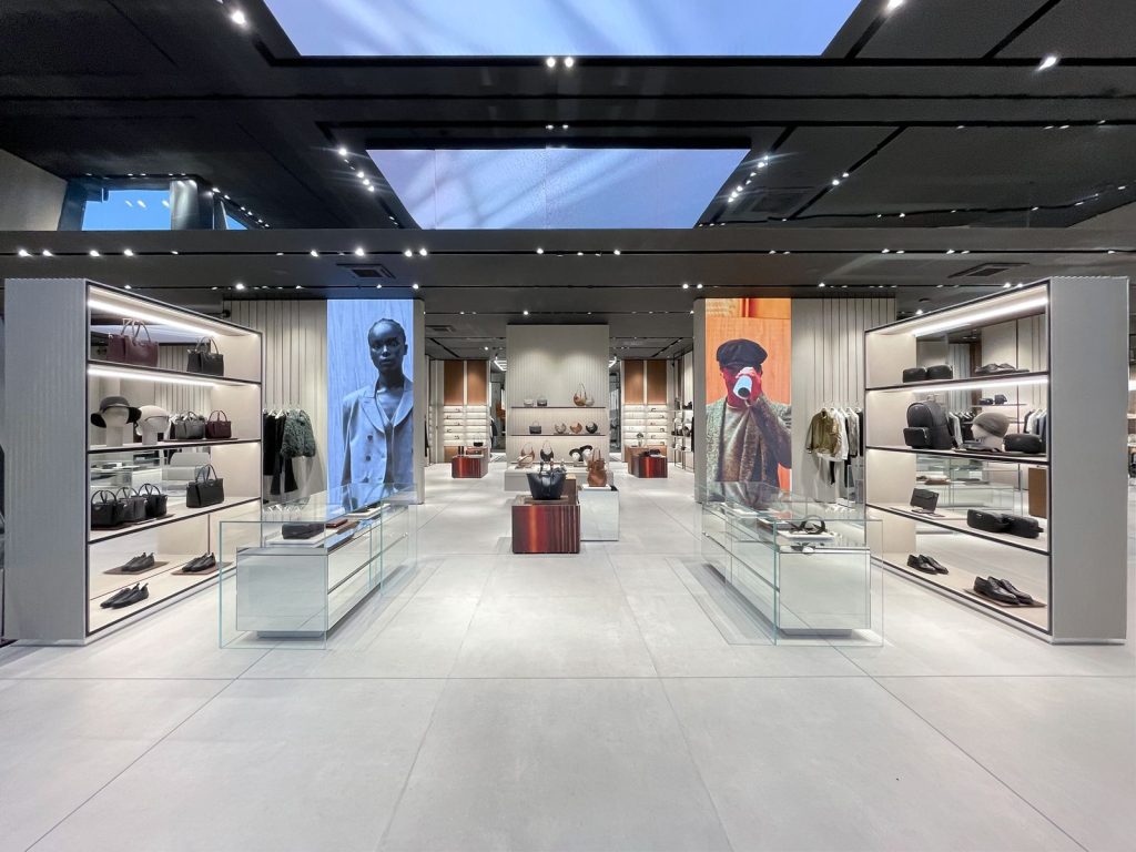 Интериор на магазина Emporio Armani в Бургас