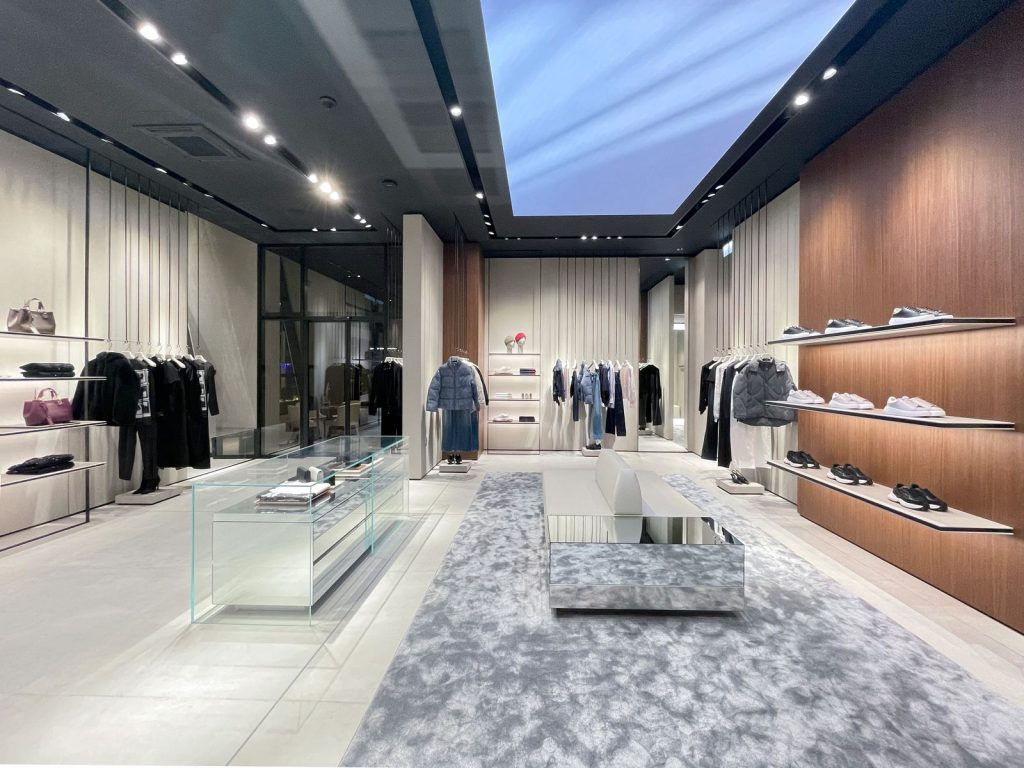 Аксесоари и облекло в магазина Emporio Armani в Бургас